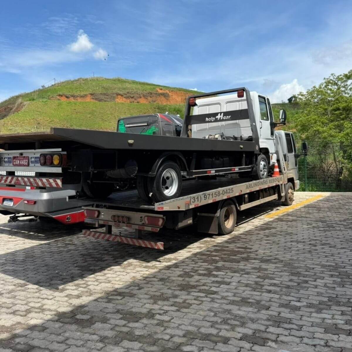 Transporte de chassi de caminhão em guincho plataforma, demonstrando capacidade de carga.