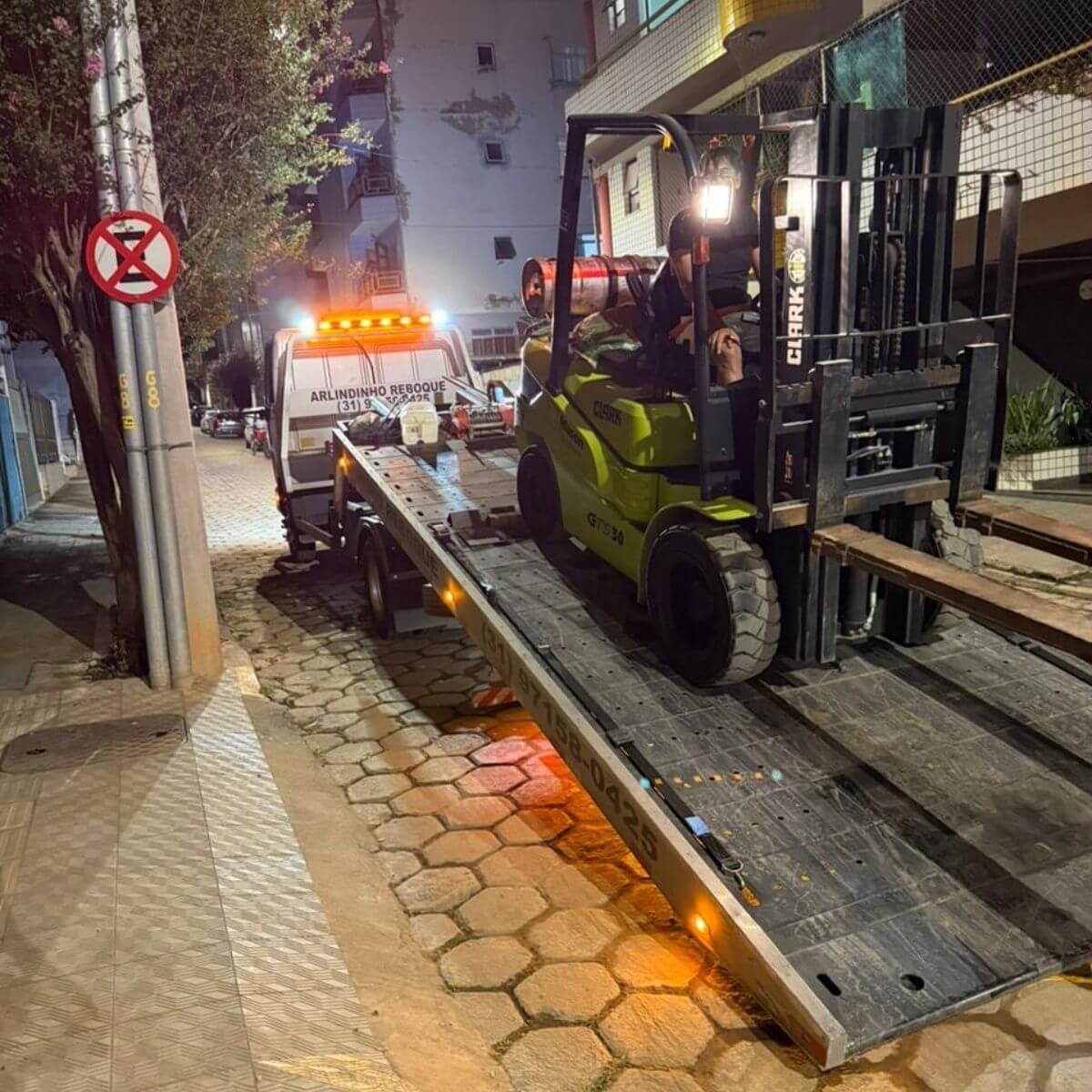 Serviço de guincho 24 horas transportando empilhadeira e máquinas pesadas em Mariana e região - Arlindinho Reboque.