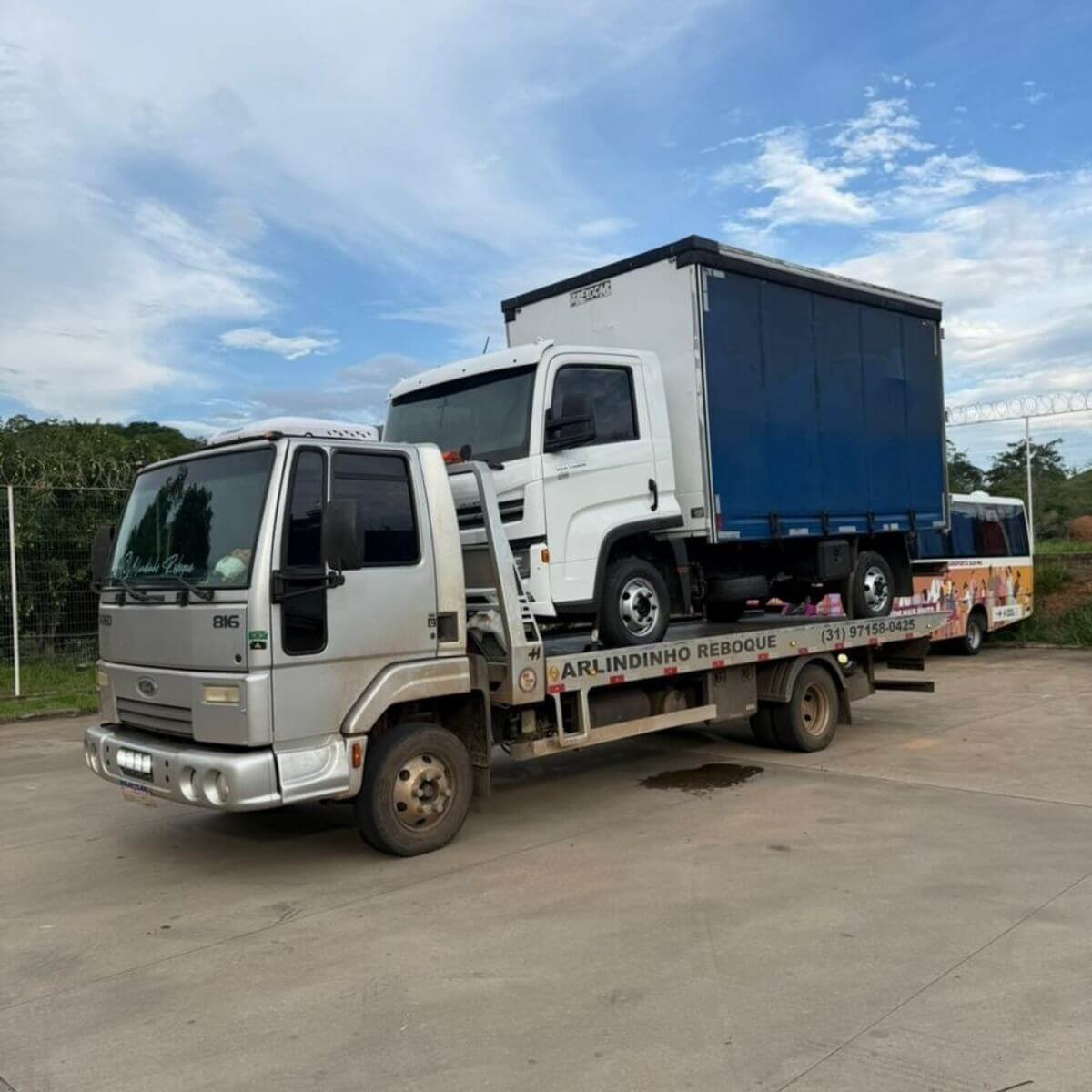 Reboque de caminhão de carga leve em via pavimentada.